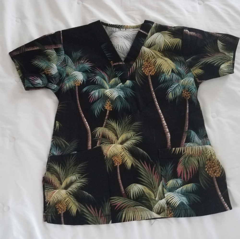 TROPICAL SCRUB TOP